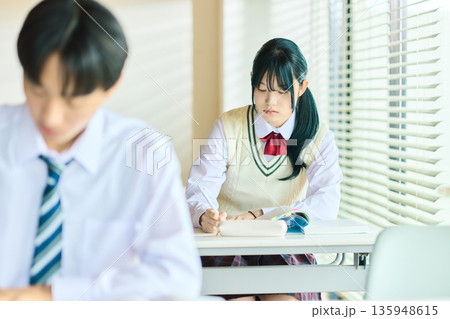 授業中の予備校 135948615