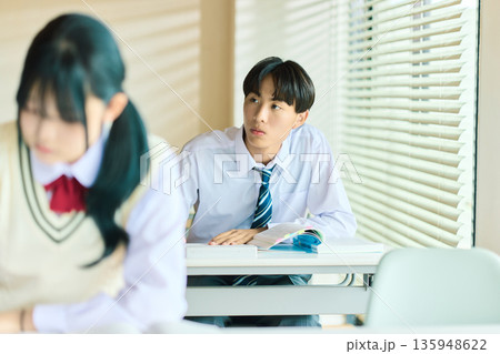 授業中の予備校 135948622