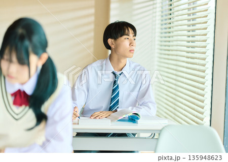 授業中の予備校 授業中の予備校 135948623