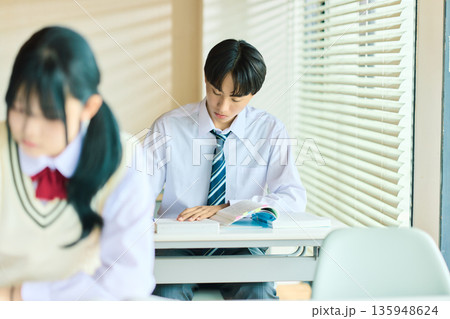 授業中の予備校 135948624