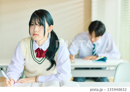 授業中の予備校 135948632