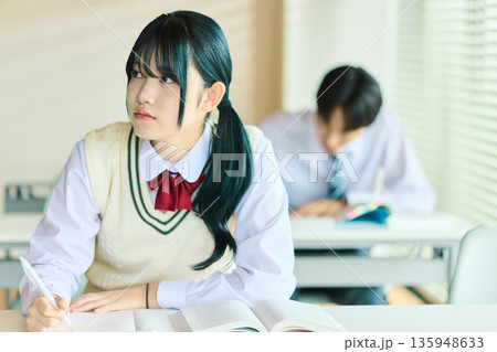 授業中の予備校 135948633