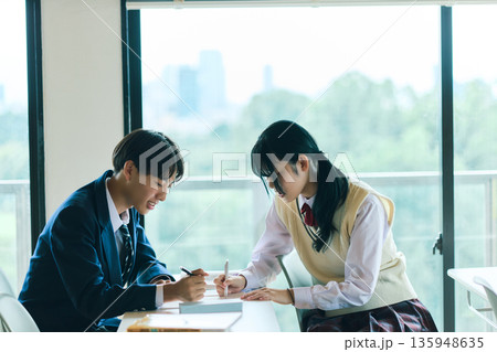 授業中の予備校 135948635