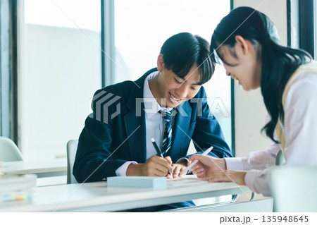 授業中の予備校 授業中の予備校 135948645