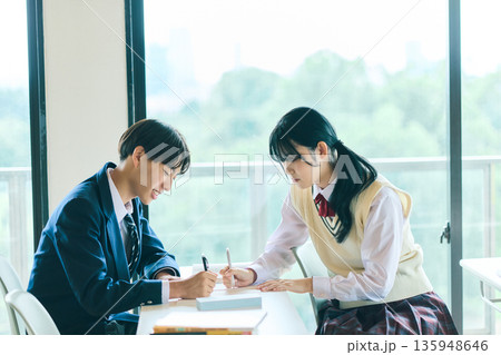 授業中の予備校 135948646