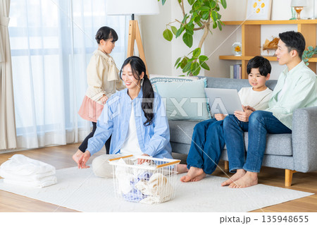 リビングで団欒する4人家族 135948655