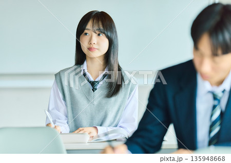 授業中の予備校 授業中の予備校 135948668