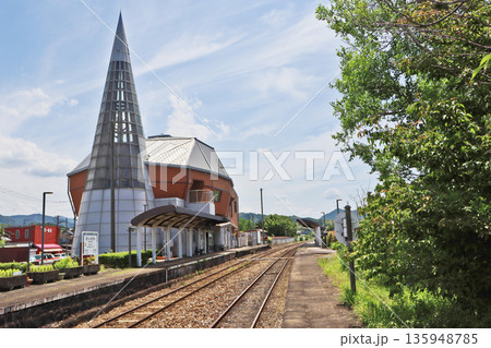 福岡県みやこ町にあるユニークな形の平成筑豊鉄道犀川駅 福岡県みやこ町にあるユニークな形の平成筑豊鉄道犀川駅 135948785