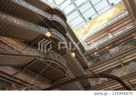 復活したセーヌ河畔に建つ老舗百貨店サマテリーヌ 135948870