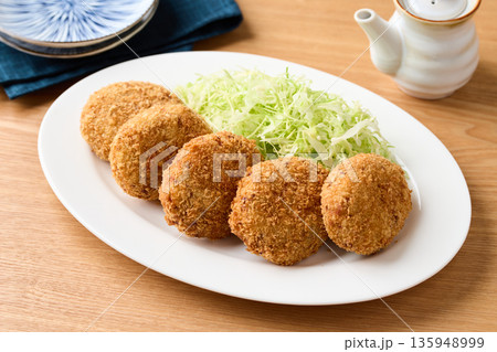 皿に並べたポテトコロッケ 135948999
