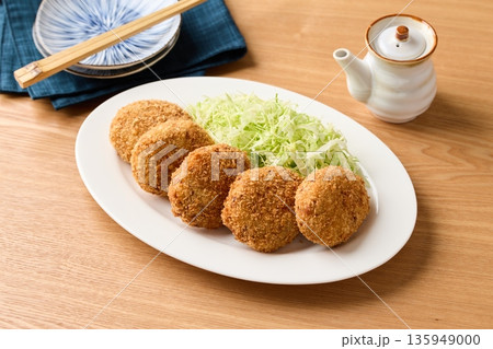 皿に並べたポテトコロッケ 135949000