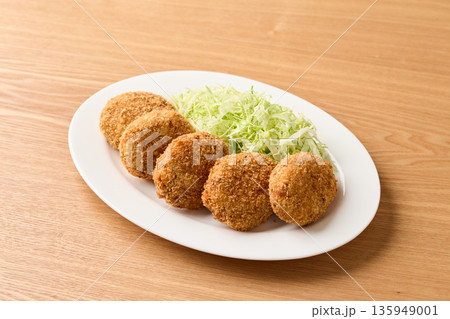 皿に並べたポテトコロッケ 135949001