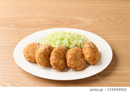皿に並べたポテトコロッケ 皿に並べたポテトコロッケ 135949002