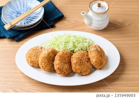 皿に並べたポテトコロッケ 皿に並べたポテトコロッケ 135949003