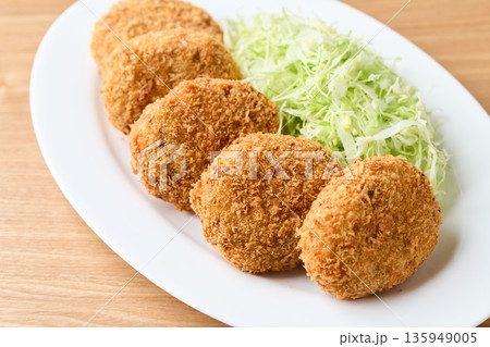 皿に並べたポテトコロッケ 皿に並べたポテトコロッケ 135949005