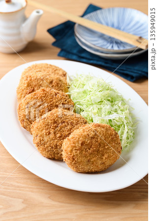 皿に並べたポテトコロッケ 135949015