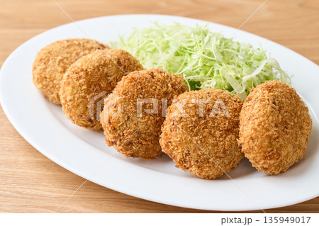 皿に並べたポテトコロッケ 皿に並べたポテトコロッケ 135949017