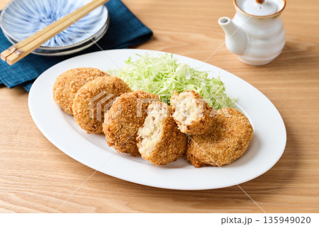 皿に並べたポテトコロッケ 皿に並べたポテトコロッケ 135949020