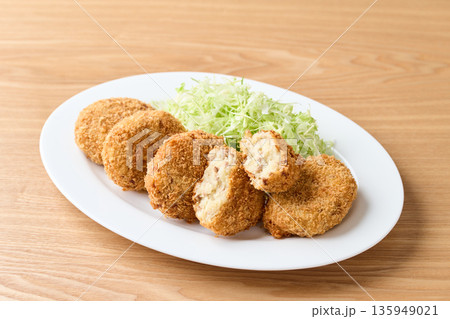 皿に並べたポテトコロッケ 135949021