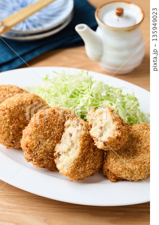 皿に並べたポテトコロッケ 皿に並べたポテトコロッケ 135949023