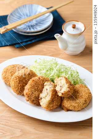 皿に並べたポテトコロッケ 皿に並べたポテトコロッケ 135949024