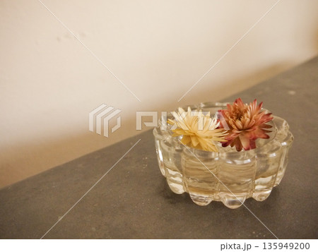 ガラスの器に入った花 ガラスの器に入った花 135949200