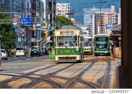 【路面電車】広島市の中心地を走る広電のトラム 【路面電車】広島市の中心地を走る広電のトラム 135949357