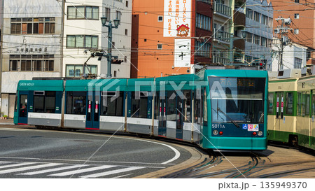 【路面電車】広島市の中心地を走る広電のトラム 【路面電車】広島市の中心地を走る広電のトラム 135949370