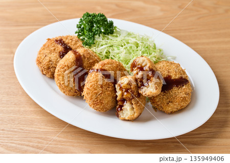 ソースをかけたポテトコロッケ 135949406