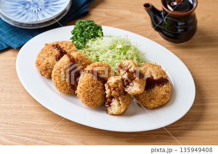 ソースをかけたポテトコロッケ 135949408