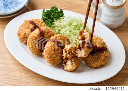 ソースをかけたポテトコロッケ 135949411