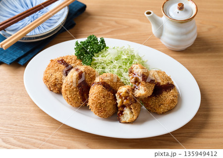 ソースをかけたポテトコロッケ 135949412