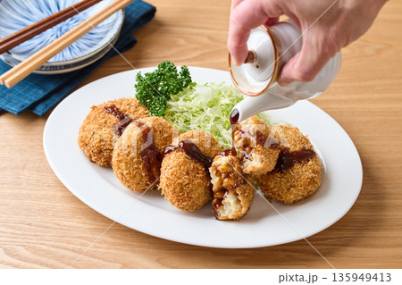 ソースをかけたポテトコロッケ 135949413