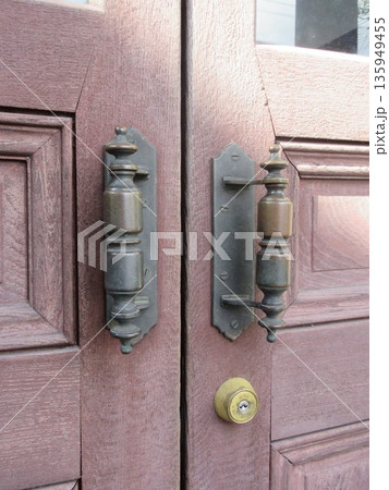 国登録有形文化財にあるレトロな玄関の取っ手 135949455