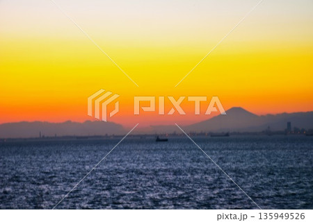 海ほたるからの東京湾に浮かぶ富士山夕景 海ほたるからの東京湾に浮かぶ富士山夕景 135949526