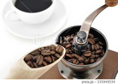コーヒー豆とミル コーヒー豆とミル 135949534