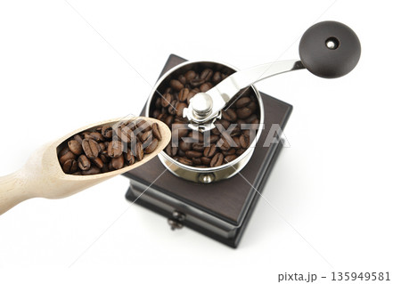 コーヒー豆とミル コーヒー豆とミル 135949581