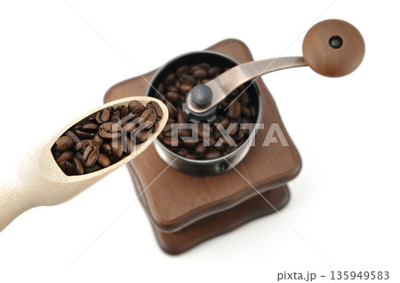 コーヒー豆とミル 135949583