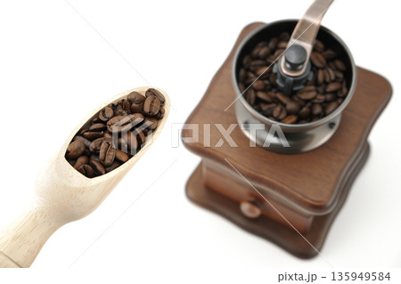 コーヒー豆とミル コーヒー豆とミル 135949584