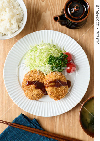 ソースをかけたポテトコロッケ 135949639