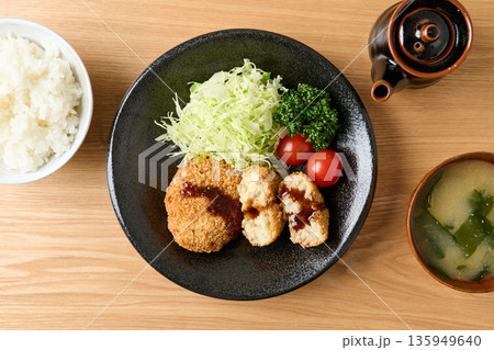 ソースをかけたポテトコロッケ ソースをかけたポテトコロッケ 135949640