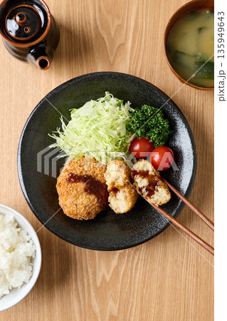 ソースをかけたポテトコロッケ 135949643