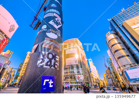 日本の東京都市景観元旦。シール再び…朝日を浴びるインバウンドが続く渋谷。新時代へ 135949677