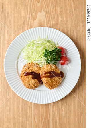 ソースをかけたポテトコロッケ 135949745