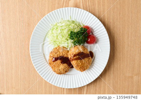 ソースをかけたポテトコロッケ 135949748