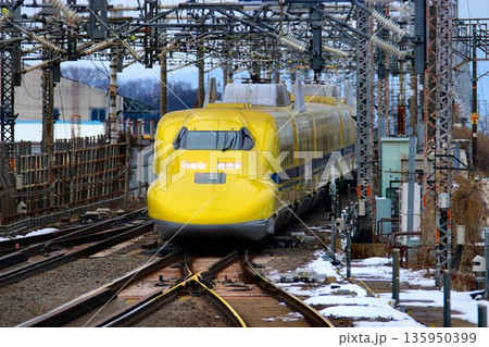 幸せの黄色い新幹線が米原駅へ… 東海道新幹線・ドクターイエロー『923形』 135950399