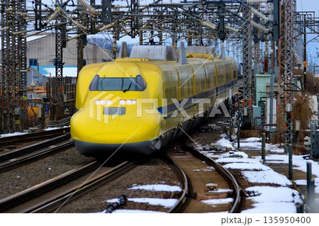 幸せの黄色い新幹線が米原駅へ… 東海道新幹線・ドクターイエロー『923形』 幸せの黄色い新幹線が米原駅へ… 東海道新幹線・ドクターイエロー『923形』 135950400