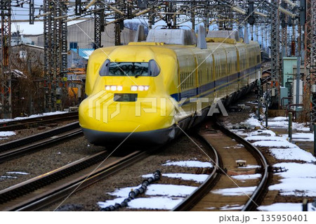 幸せの黄色い新幹線が米原駅へ… 東海道新幹線・ドクターイエロー『923形』 135950401