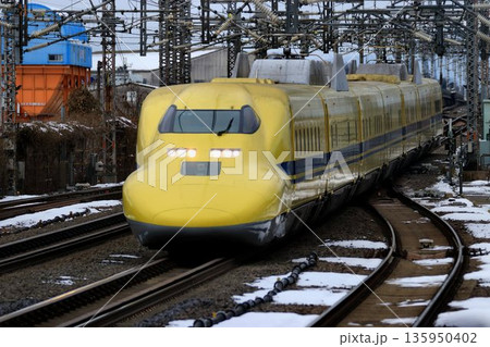 幸せの黄色い新幹線が米原駅へ… 東海道新幹線・ドクターイエロー『923形』 幸せの黄色い新幹線が米原駅へ… 東海道新幹線・ドクターイエロー『923形』 135950402