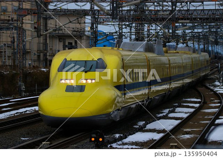 幸せの黄色い新幹線が米原駅へ… 東海道新幹線・ドクターイエロー『923形』 幸せの黄色い新幹線が米原駅へ… 東海道新幹線・ドクターイエロー『923形』 135950404